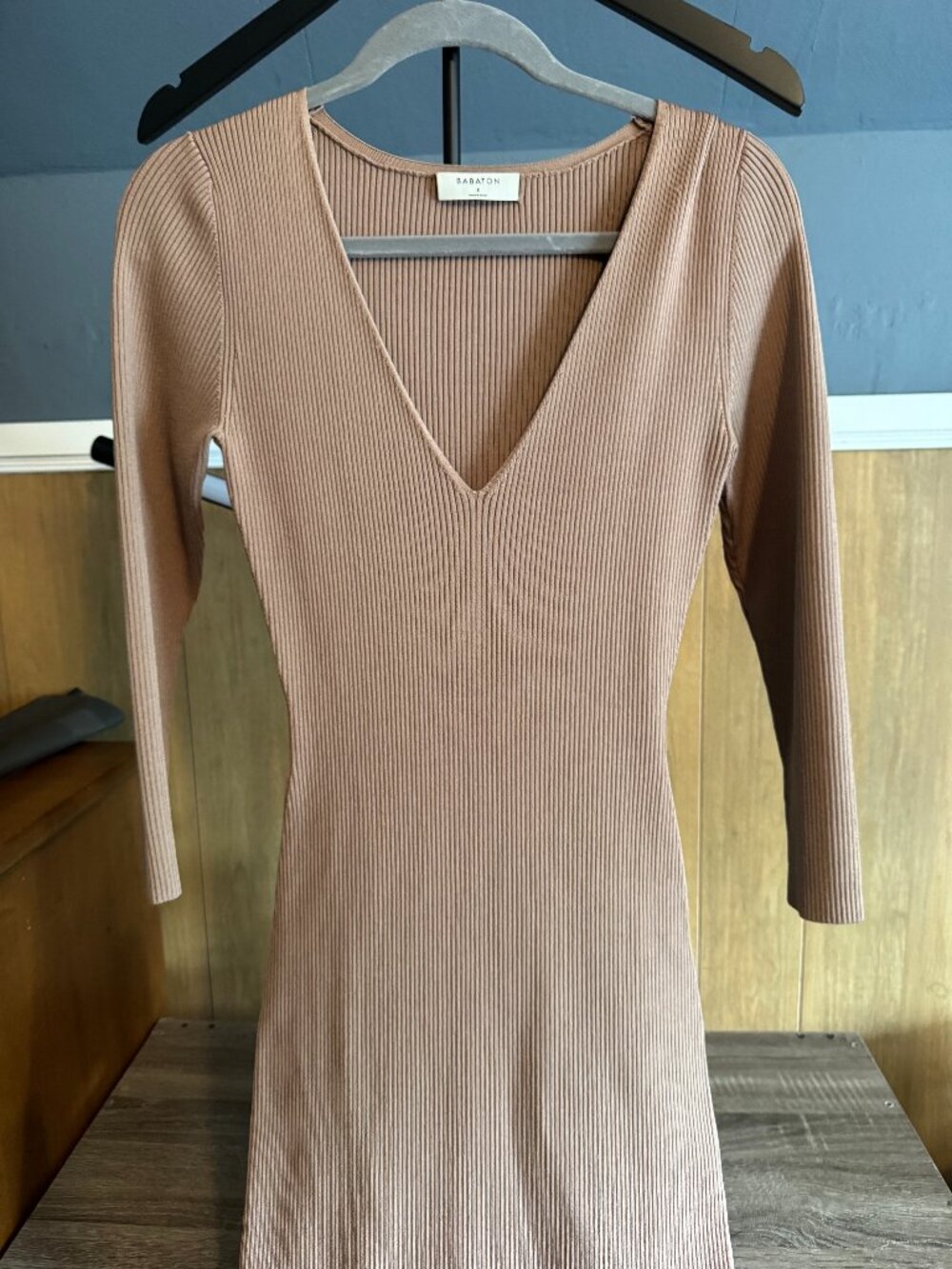 Aritzia Babaton Sculpt Knit Ribbed V-Neck Mini Dress — Small — Camel/Tan 🤎